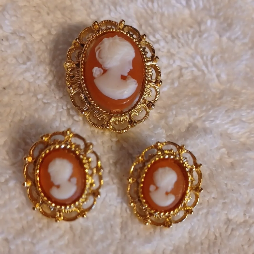Elegant Gold Cameo Jewelry Set Earings, Brooch